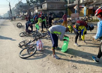महाकालीबाट पूर्व आएका साइकल यात्रीले जब सडकको फोहर टिपे…