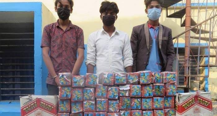 ३३ बण्डल पटका सहित इटहरीबाट तीन जना प्रकाउ