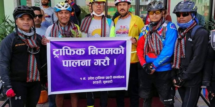 ट्राफिक जनचेतना फैलाउँदै साइकल यात्री