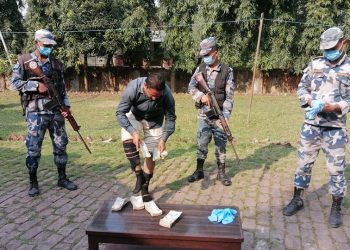 आफ्नो शरीरको गोप्य अङ्गभित्रको वस्त्रमा लुकाएर ल्याएको २४ तोला सुन र हुण्डीको रकम सहित एक जना प्रकाउ