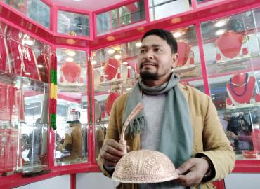 राजाका लागि श्रीपेच बनाउँदै इटहरीका कर्ण