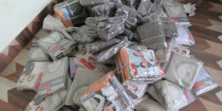 भन्सार छलेर ल्याएका तीन लाख मूल्य बराबरका कपडा बरामद