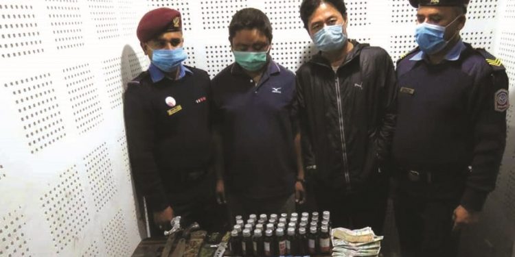 धरानका दुई युवा लागूऔषध, हातहतियार र नगद सहित पक्राउ