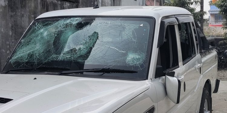 ‘दादा भत्ता’ नदिदाँ मिक्लाजुङमा गाडी तोडफोड