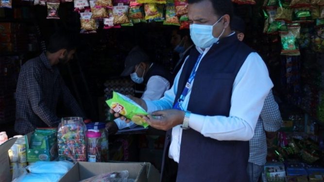 इटहरीमा बजार अनुगमन, चारवटा पसललाई कारबाही