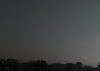 इटहरीमा दिउँसै अन्धकार, हावाहुरीसहित पानी पर्दै