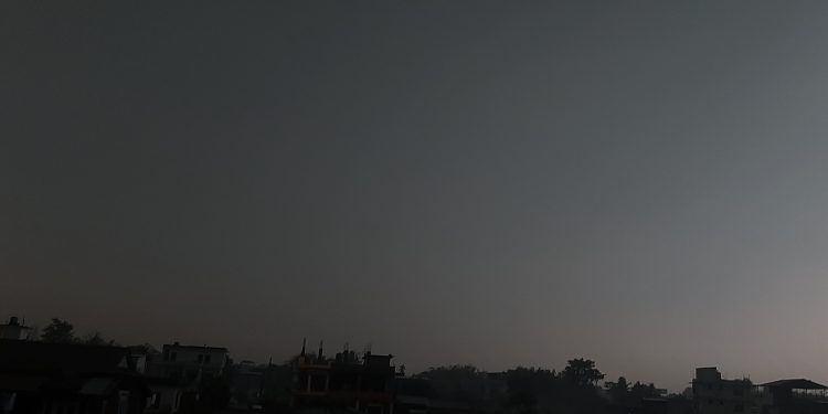 इटहरीमा दिउँसै अन्धकार, हावाहुरीसहित पानी पर्दै
