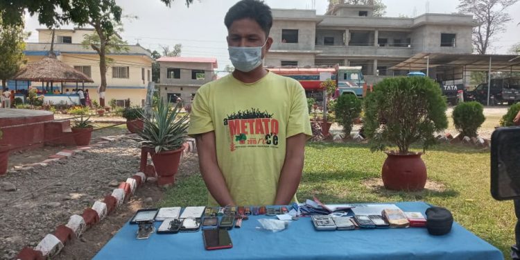 ब्राउनसुगरसहित एक पक्राउ