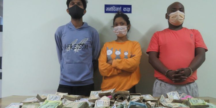 हुण्डी कारोबारमा संलग्न एक महिलासहित तीनजना पक्राउ, राजश्व कार्यालय इटहरीमा बुझाउने तयारी