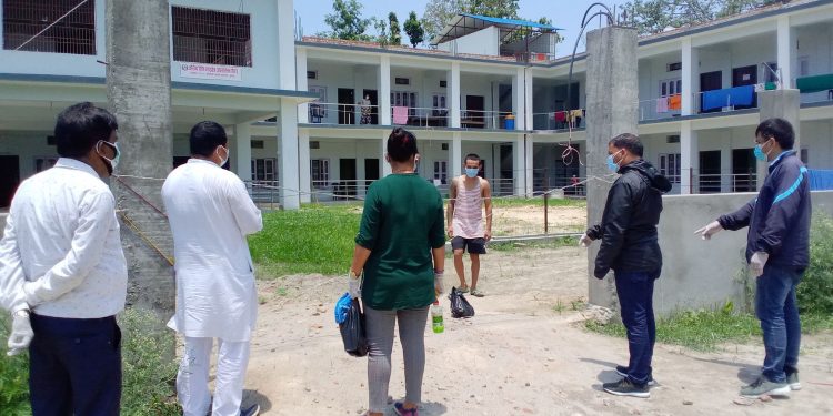 पौष्टिक तत्व बोकेर कांग्रेस टोली पुग्यो संक्रमितको घरमा