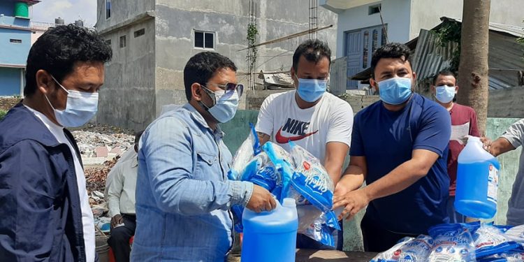 कोभिड १९ अनुगमन समिति सुनसरीद्वारा एक लाख ३० हजार बराबरको स्वास्थ्य सामाग्री हस्तान्तरण
