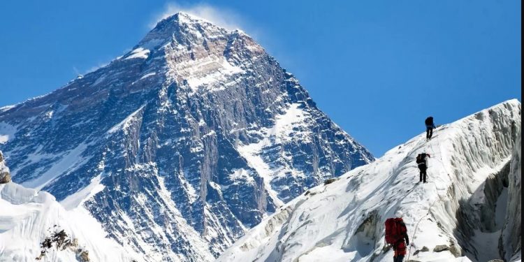 सगरमाथा आरोहणका क्रममा मृत्यु भएका आरोहीको शव उद्धार गरी काठमाडौं लगियो