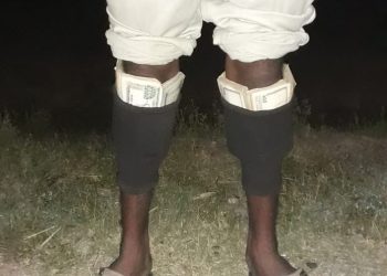 खुट्टामा ११ लाख अवैध रुपैँया, चोरबाटो हुँदै नेपाल प्रवेश गर्न खोज्ने दुई पक्राउ