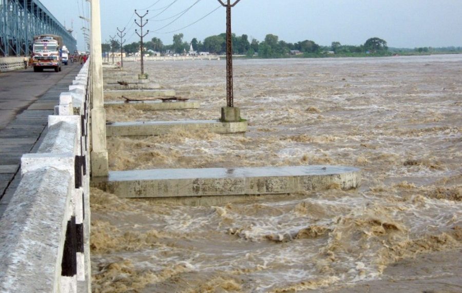 कोशी ब्यारेजको पुलबाट हामफालेका पुरुषको उद्धार