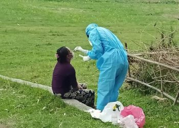 इटहरीमा गाउँमै पुगेर कोरोना परीक्षण