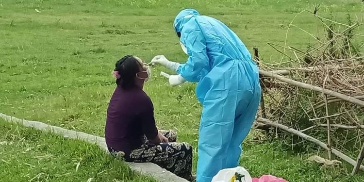 इटहरीमा गाउँमै पुगेर कोरोना परीक्षण