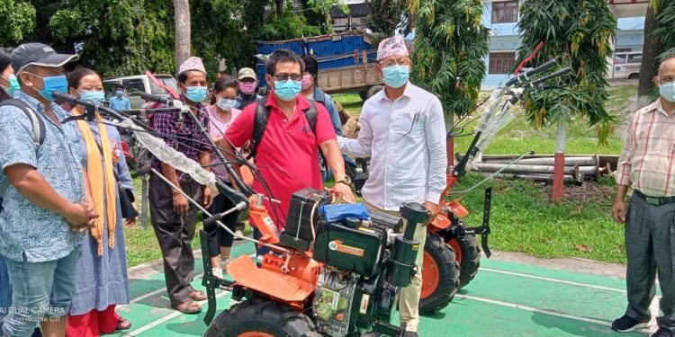 धरान उपमहानगरपालिकाद्धारा किसानलाई खेत जोत्ने मिनी ट्रिलर हस्तान्तरण, कृषक खुशी