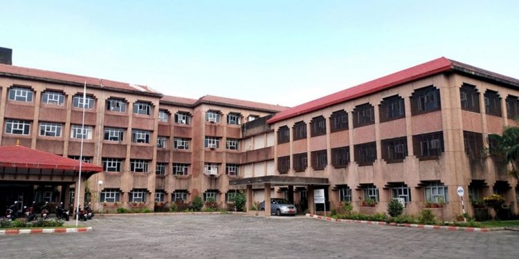 छातीमा १२ इन्च लामो रड छिरेर गम्भीर भएका कोरोना संक्रमितको वीपीमा सफल शल्यक्रिया
