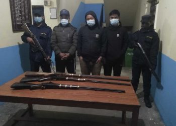 तीनथान भरुवा बन्दुकसहित तीनजना पक्राउ