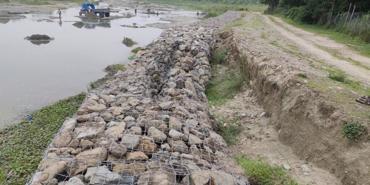 बर्सेनि बाढीको त्रासमा इटहरी गैरीगाउँका बासिन्दा