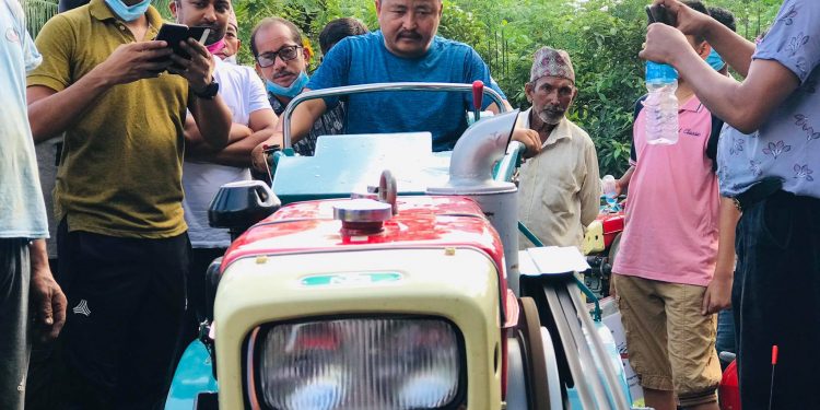 रतुवामाई नगरपालिकाद्धारा कृषकहरुलाई रिपरसहितको पावर टिलर वितरण