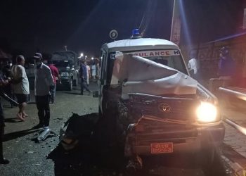 तीव्र गतिमा रहेको एम्बुलेन्स र जेसिबी एकआपसमा ठक्कर हुँदा दुर्घटना