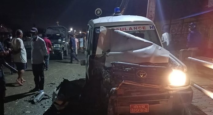 तीव्र गतिमा रहेको एम्बुलेन्स र जेसिबी एकआपसमा ठक्कर हुँदा दुर्घटना
