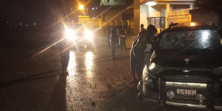 मापसे गरेर तीव्र गतिमा कार चलाउँदा दुर्घटना, एकको मृत्यु, मालपोतका कर्मचारीसहित चार घाइते