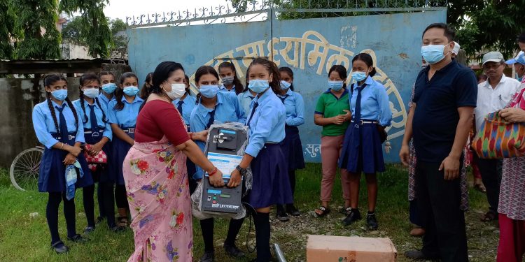 इटहरीका विद्यालयमा सेनेटरी प्याड डिस्पोजल मेसिन सहयोग