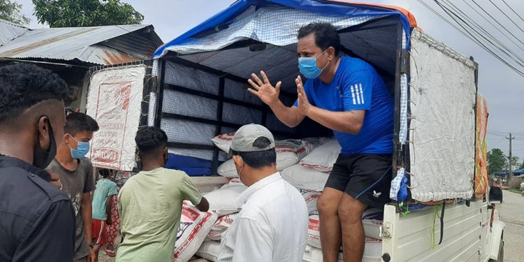 मनकारी तरहराबासी : विपन्न दुई सय पचास घरपरिवारलाई खाद्यान्न वितरण