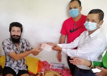 प्रेस युनियन सुनसरीद्धारा पत्रकार विराट अनुपमलाई दुर्घटना बापतको सत्तरी हजार रुपैँया हस्तान्तरण