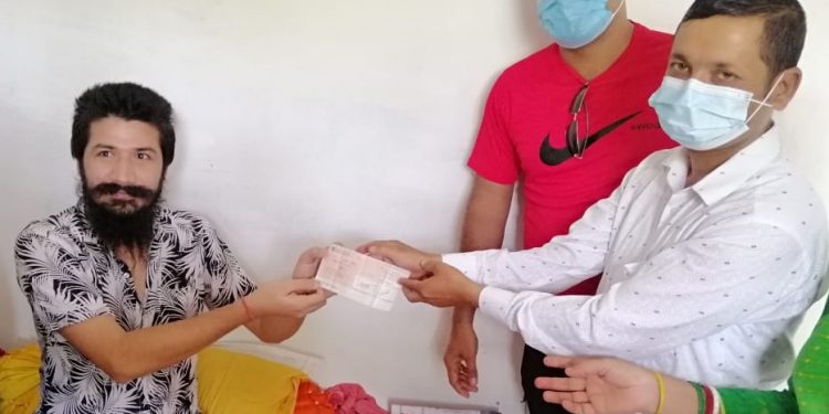 प्रेस युनियन सुनसरीद्धारा पत्रकार विराट अनुपमलाई दुर्घटना बापतको सत्तरी हजार रुपैँया हस्तान्तरण