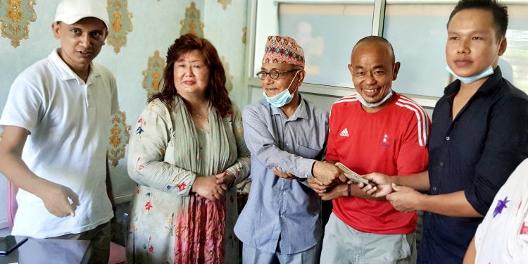 प्रेस युनियन सुनसरीद्दारा दुर्घटना बीमा बापतको रकम हस्तान्तरण