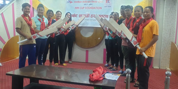 एमएमकप फाउण्डेशनद्वारा राष्ट्रिय महिला क्रिकेट खेलाडीलाई ब्याड वितरण