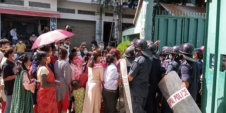 इटहरीका मेयर द्वारिकलाल चौधरीविरूद्व उपमहानगर परिसरमा आन्दोलन