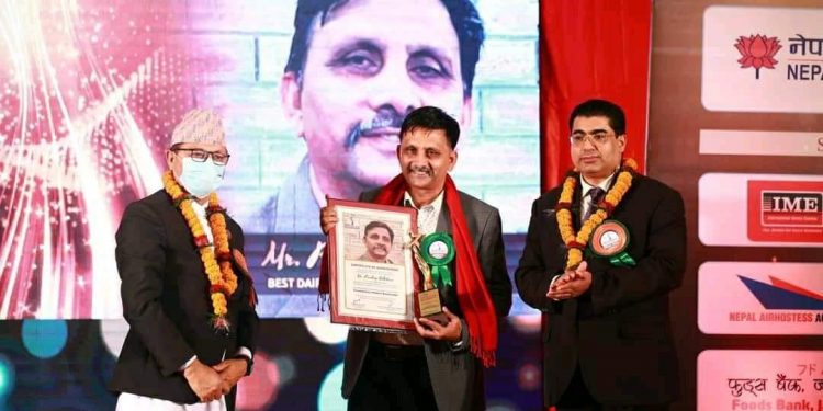 इटहरीका प्रदीप अधिकारी उत्कृष्ट डेरी अवार्डबाट सम्मानित