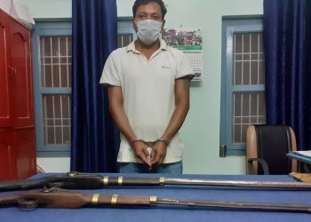 दुई नाल भरुवा बन्दुकसहित एक पक्राउ