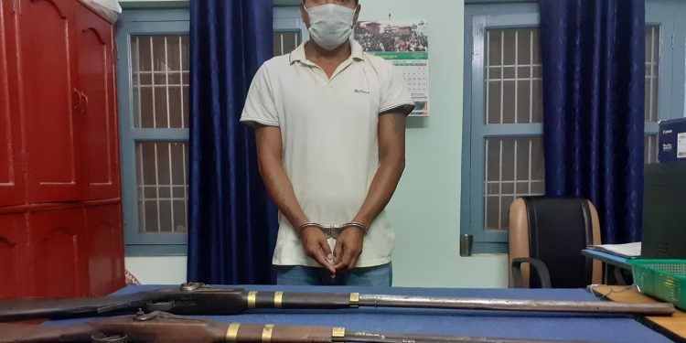 दुई नाल भरुवा बन्दुकसहित एक पक्राउ