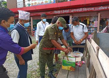 इटहरीमा तीन वर्षअघि म्याद गुज्रिएको सामान बेच्दै ब्यापारी
