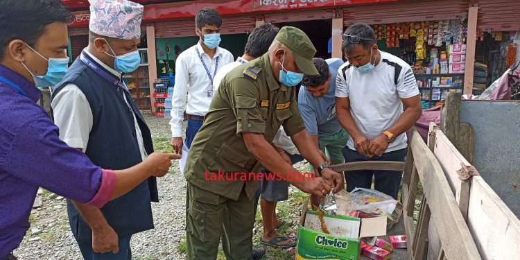 इटहरीमा तीन वर्षअघि म्याद गुज्रिएको सामान बेच्दै ब्यापारी