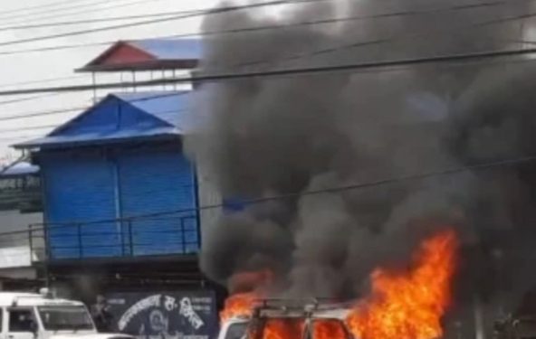 इटहरीको हलगडामा गुडिरहेको भ्यानमा आगलागी