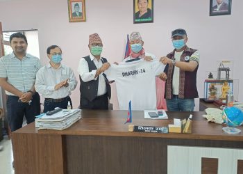 फुटबल खेलाडीलाई टि–सर्ट वितरण