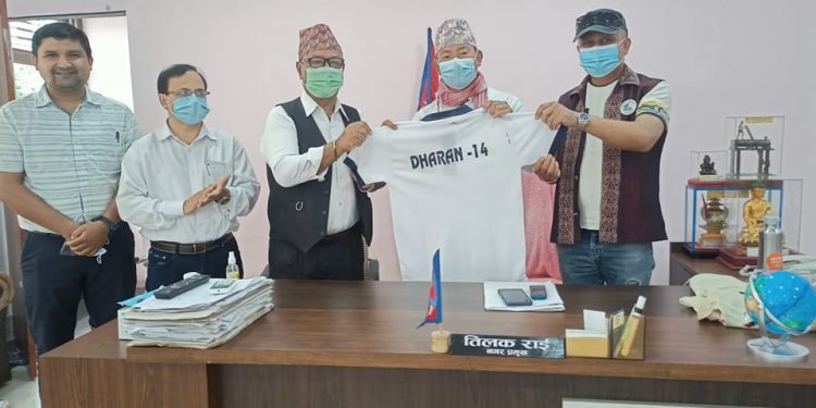 फुटबल खेलाडीलाई टि–सर्ट वितरण