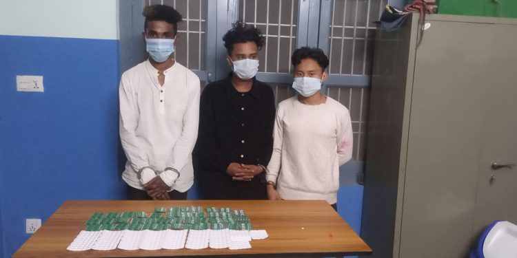 उर्लाबारीमा प्रतिबन्धित औषधीसहित तीनजना पक्राउ