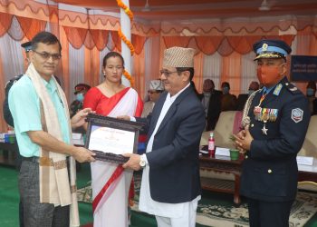 एक लाख धनराशीको “साधानादेवी प्रहरी पराक्रम पुरस्कारबाट” दुई प्रहरी अधिकृत पुरस्कृत