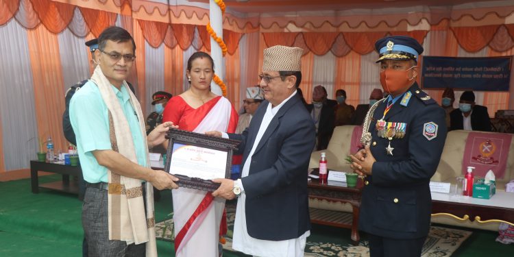 एक लाख धनराशीको “साधानादेवी प्रहरी पराक्रम पुरस्कारबाट” दुई प्रहरी अधिकृत पुरस्कृत