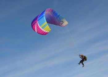 पानीसँगै आएको हावाहुरीले प्याराग्लाइडिङ कोसीमा खस्यो, धरान १ का वडाध्यक्ष घाइते