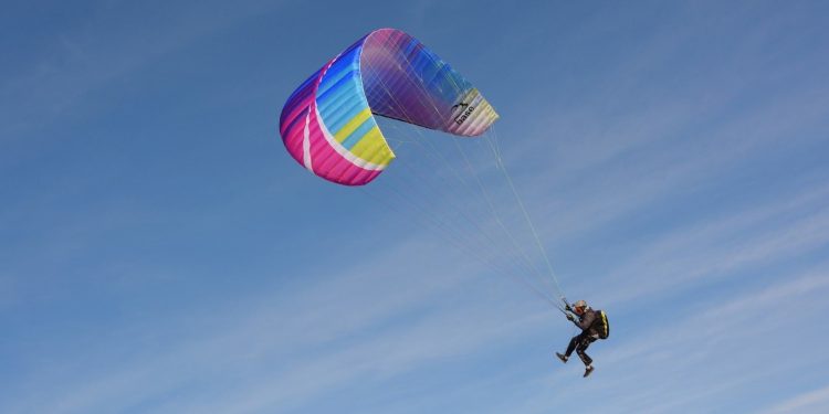 पानीसँगै आएको हावाहुरीले प्याराग्लाइडिङ कोसीमा खस्यो, धरान १ का वडाध्यक्ष घाइते