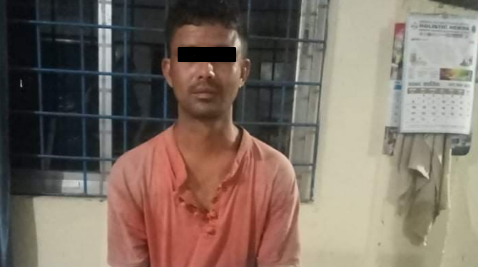 डिजिटल तराजु र ब्राउनसुगरसहित एक पक्राउ