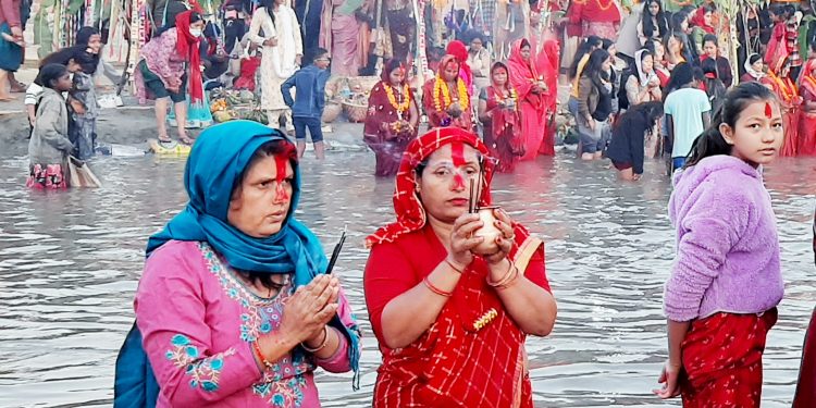 उदाउँदो सूर्यलाई अर्घ्य दिएसँगै छठ पर्व सम्पन्न